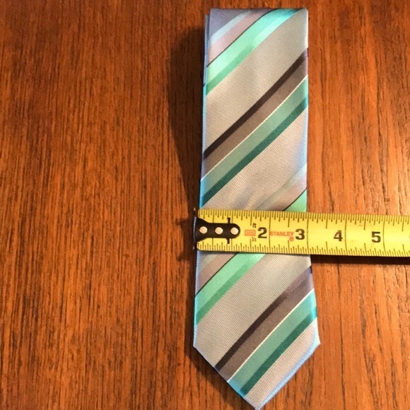 Kenneth Cole Reaction Silk Tie - Picture 3 of 9
